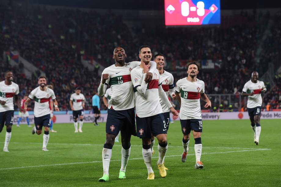 Jugadores de Portugal rodean a Diogo Dalot, autor de doblete contra República Checa.// EFE/EPA/MIGUEL A. LOPES