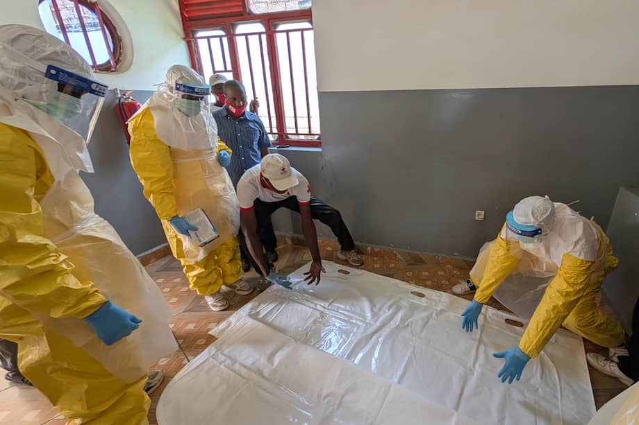 Voluntarios de la Cruz Roja reciben capacitación para realizar entierros seguros en República Democrática del Congo.