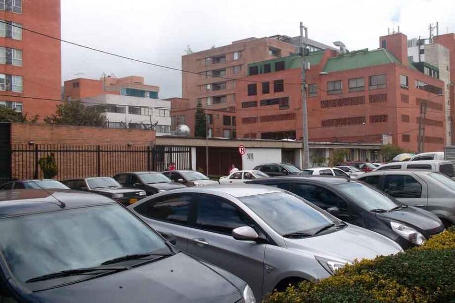 Bahías convertidas en parqueaderos ilegales en el Chicó