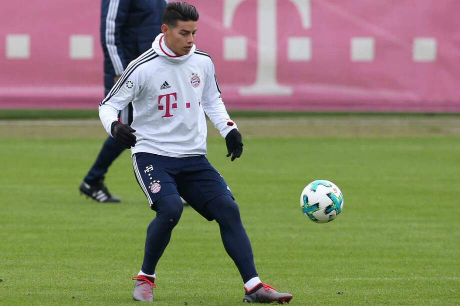 James, en entrenamientos con el Bayern Múnich. / @FCBayernEN