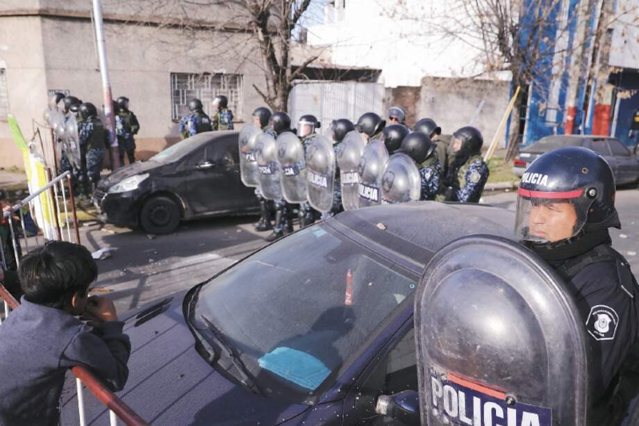 Manifestantes piden justicia por el crimen de Morena Domínguez en Argentina. / AFP