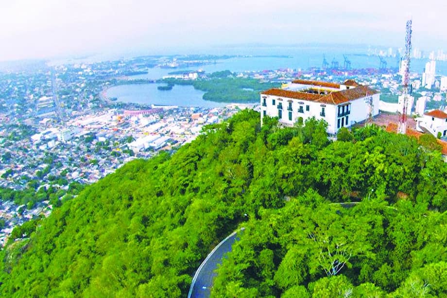 El convento de La Popa, construido en 1612, le da su nombre al cerro que se levanta en medio de Cartagena. / Ecopopa