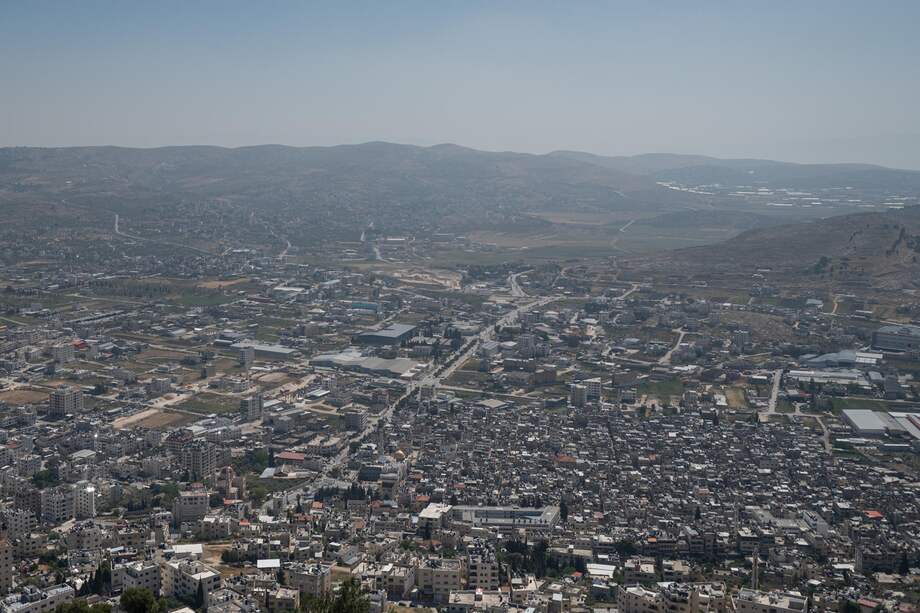 Vista de Nablus y del campo de refugiados de Balata. Para entrar y salir de allí, la capital comercial del territorio palestino de Cisjordania, hay que pasar por uno de los nueve puntos de control israelíes, lo que lleva desde unos minutos hasta varias horas.