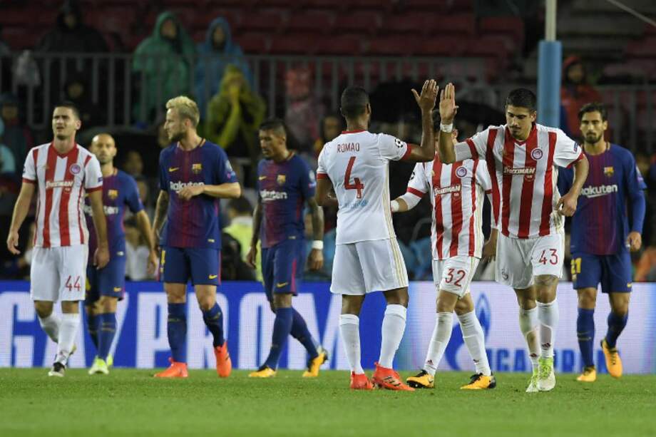 Los jugadores de Olympiacos festejan el tanto del descuento, este miércoles en el estadio Camp Nou, en Barcelona. / AFP