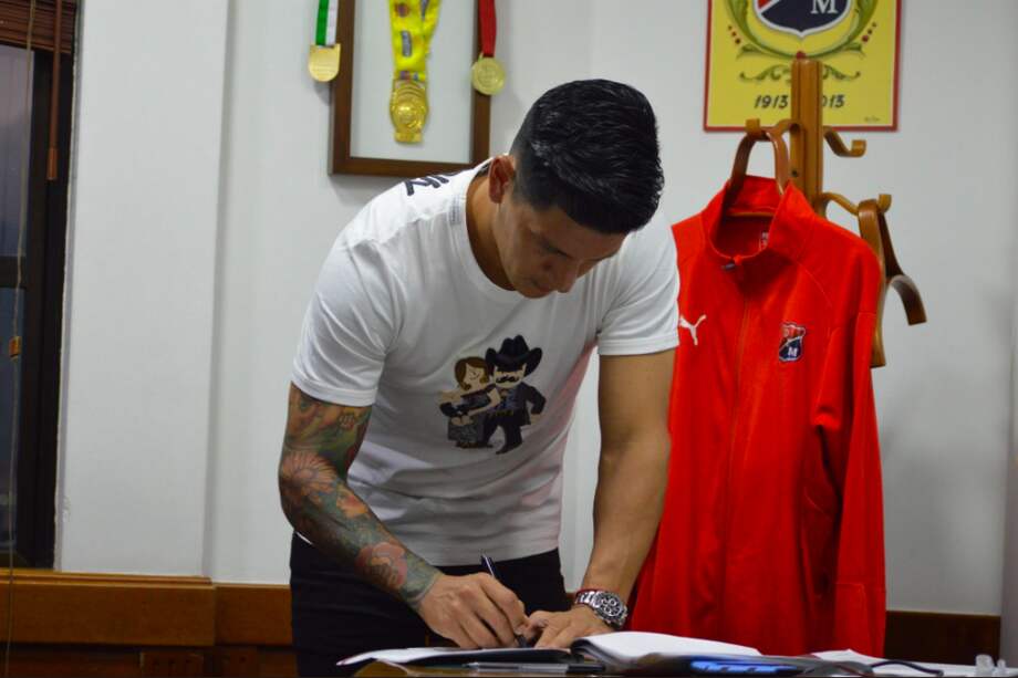 Germán Ezequiel Cano firmando su contrato con el Medellín. / Independiente Medellín