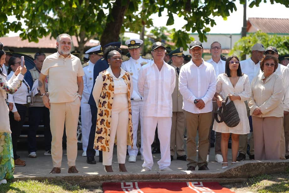 Vicepresidenta Francia Márquez y presidente Gustavo Petro junto a su gabinete en Leticia (Amazonas).