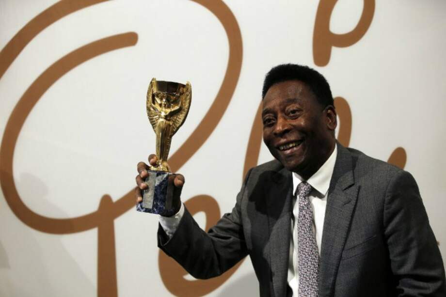 Pelé, con la copia de la Copa Jules Rimet, que le entregó la Fifa tras ganar el Mundial de México 1970. / AFP