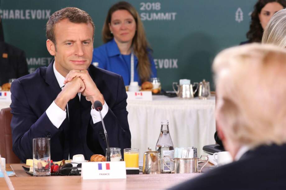 El presidente francés Emmanuel Macron (izquierda) mira a su homólogo estadounidense Donald J. Trump (derecha) durante su encuentro en la Cumbre del G7 en Canadá este fin de semana. / EFE