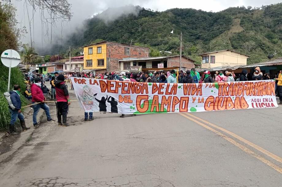 Los manifestantes tienen previsto mantener los bloqueos en la vía hasta el 18 de octubre.