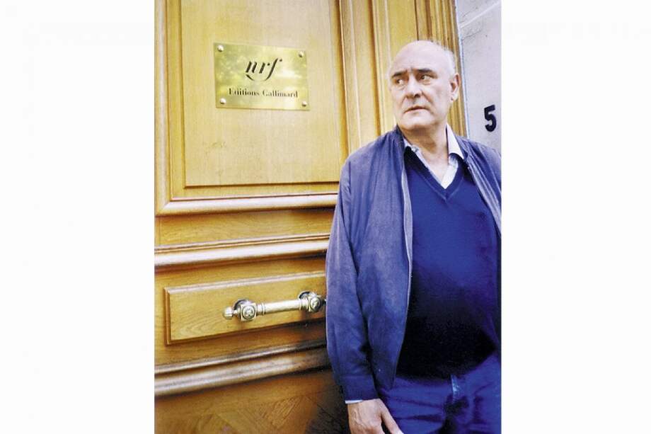 Ricardo Bada a la entrada de la editorial Gallimard, en París, donde Cortázar publicó parte de su obra. Foto EFE