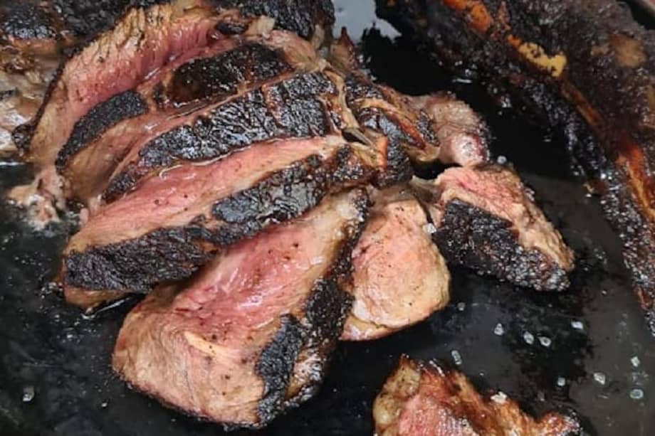 Este adobo (o rub, como le dicen los gringos) se puede utilizar en piezas completas de res o cerdo, como una punta de anca, unas chatas, unos chuletones o unos tomahawk. / Cortesía: Harry Sasson