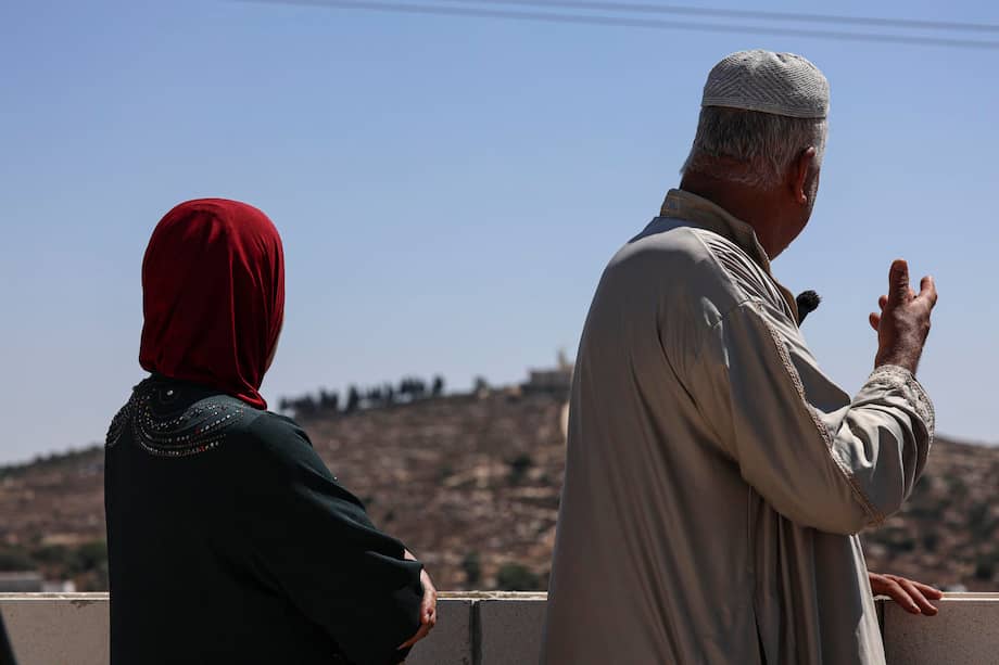 Mahmud Tubasi y su esposa Aida fueron expulsados de su vivienda en Yalud tras un incendio provocado por colonos israelíes. Posteriormente, los colonos ocuparon las casas tras ser declarada la zona como “militar cerrada”.