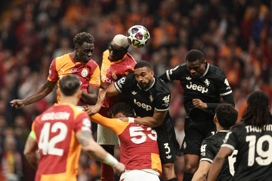 Davinson Sánchez luchando por un balón aéreo durante el partido de playoffs de la UEFA Champions League entre Galatasaray y Juventus en Estambul, Turquía, este martes 17 de febrero de 2026.