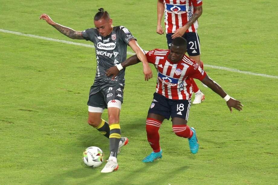 Júnior y Santa Fe, en el partido de ida por los octavos de final de la Copa BetPlay.