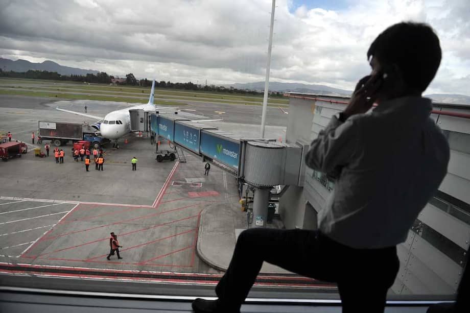 El crecimiento de pasajeros en el aeropuerto El Dorado de Bogotá obligará a las autoridades a ampliar las instalaciones del terminal. / Archivo - El Espectador
