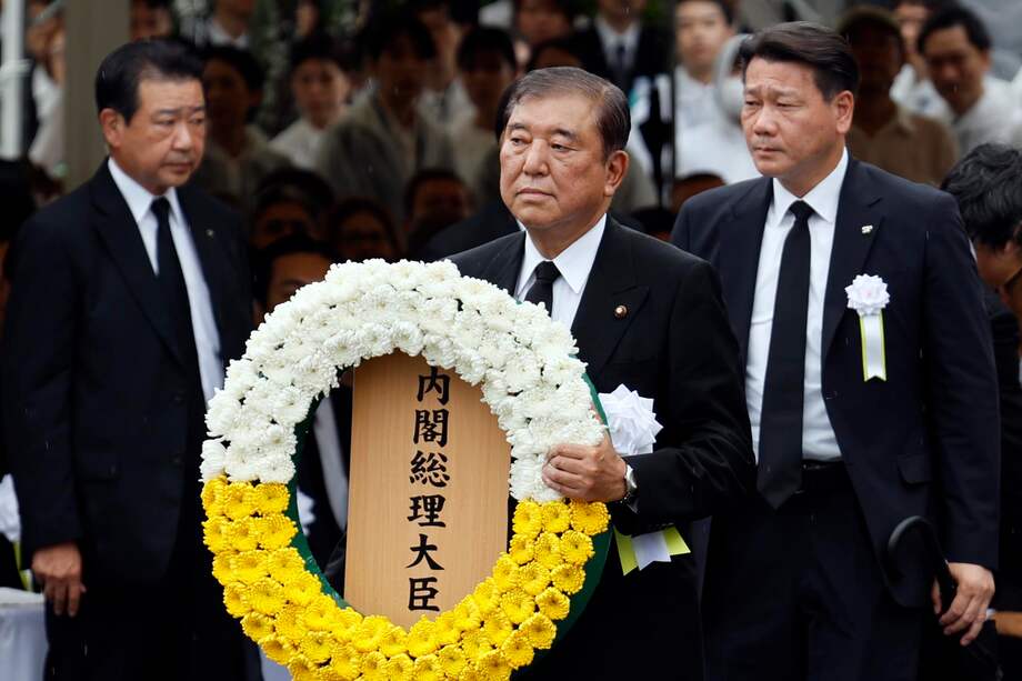 El primer ministro japonés, Shigeru Ishiba, sostiene una corona de flores en memoria de las víctimas del bombardeo atómico durante la 80.ª Ceremonia de la Paz de Nagasaki, celebrada en el Parque de la Paz de Nagasaki, suroeste de Japón, el 9 de agosto de 2025. En 1945, Estados Unidos lanzó dos bombas nucleares sobre las ciudades de Hiroshima y Nagasaki el 6 y el 9 de agosto, respectivamente, que causaron la muerte de más de 200.000 personas.