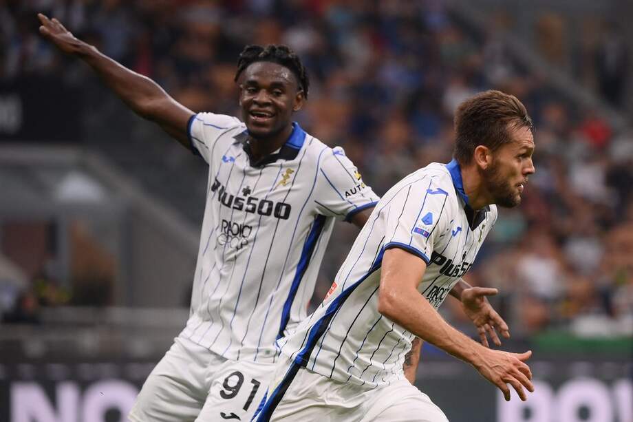 Zapata (izq.) celebra uno de los goles de Atalanta.