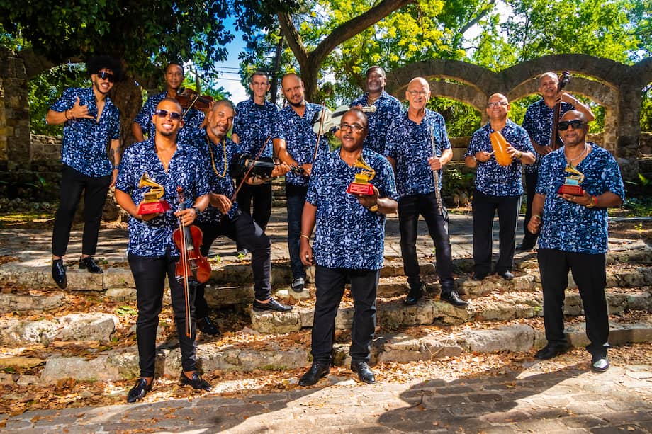 La Orquesta Aragón de Cuba, también llamada ‘La Charanga Eterna’, fue fundada en Cienfuegos en 1939 y durante 80 sus años de historia ha mantenido la música tradicional de los bailes y fiestas de los años 40.
