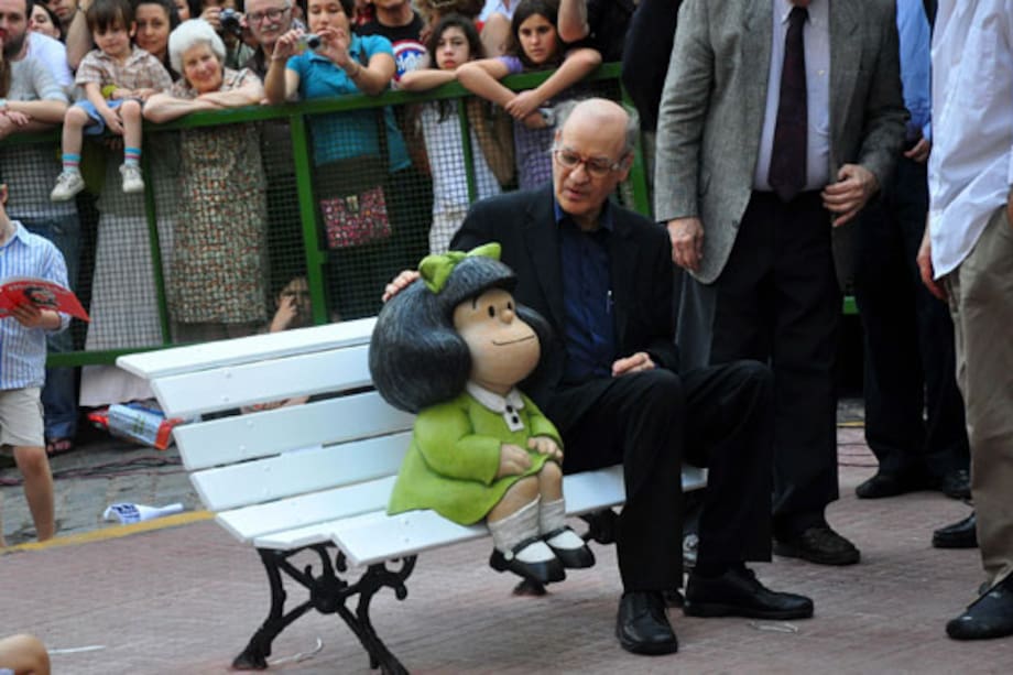 Crean escultura de Mafalda en Buenos Aires