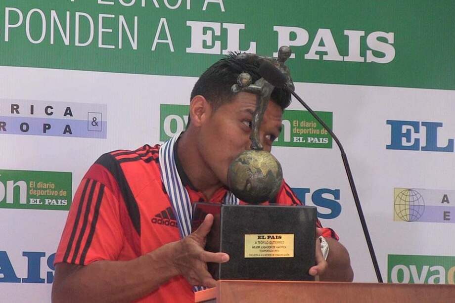 Teófilo Gutiérrez recibiendo el galardón como mejor jugador de América 2014. Foto: EFE