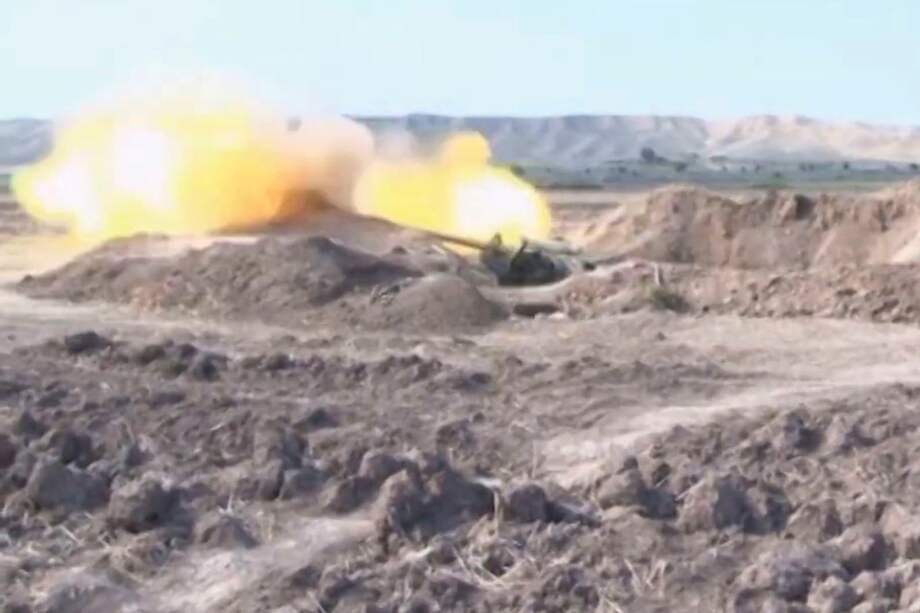 Una captura de imagen tomada de un video disponible en el sitio web oficial del Ministerio de Defensa de Azerbaiyán el 28 de septiembre de 2020, supuestamente muestra a las tropas azeríes realizando una operación de combate durante los enfrentamientos entre los separatistas armenios y Azerbaiyán en la región separatista de Nagorno-Karabaj.