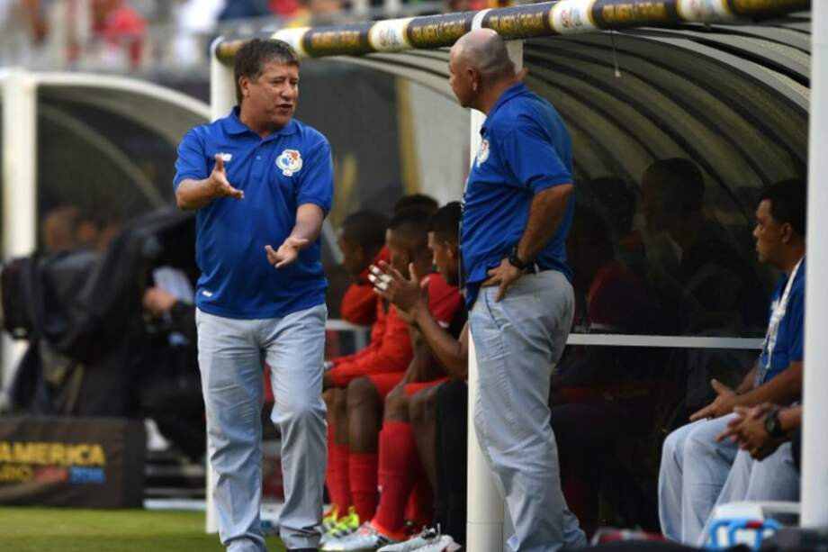 El director ténico colombiano Hernán Darío Gómez (i), durante el partido de Panamá contra Bolivia. / AFP