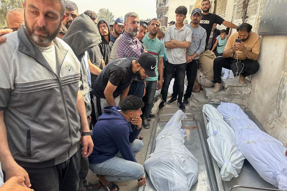 Familiares de las víctimas acuden a la morgue del Hospital al Shifa.