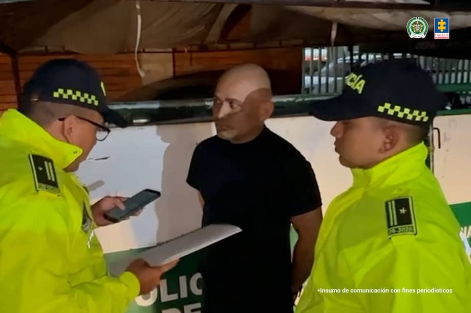 Se trata del subintendente Richard José Sierra Bravo, quien, según la Fiscalía, habría vigilado y escogido la joyería para robarla con los delincuentes. Esto se sabe.