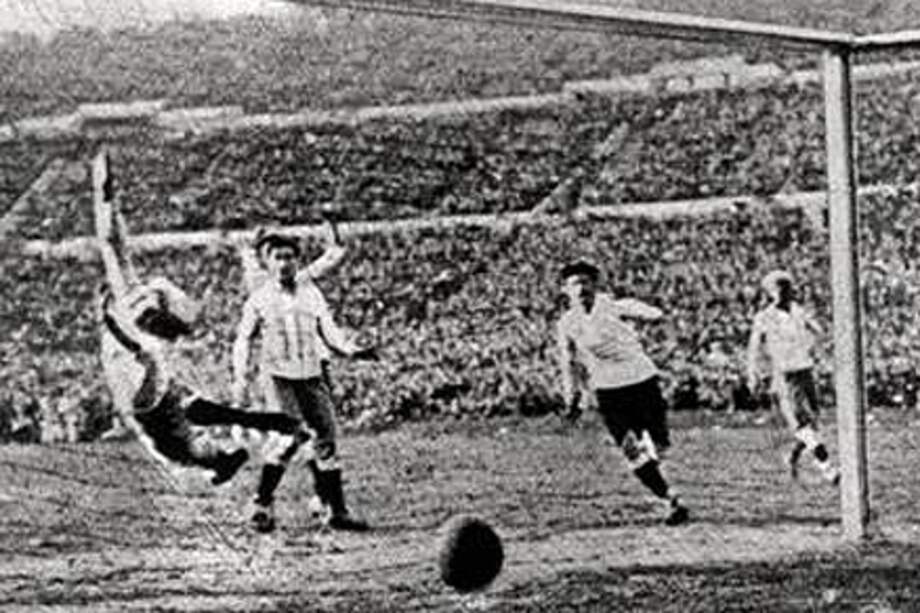 Una de las pocas imágenes de la final de la Copa del Mundo de 1930, en la que Uruguay venció a Argentina 4-2 en el estadio Centenario de Montevideo. / Cortesía