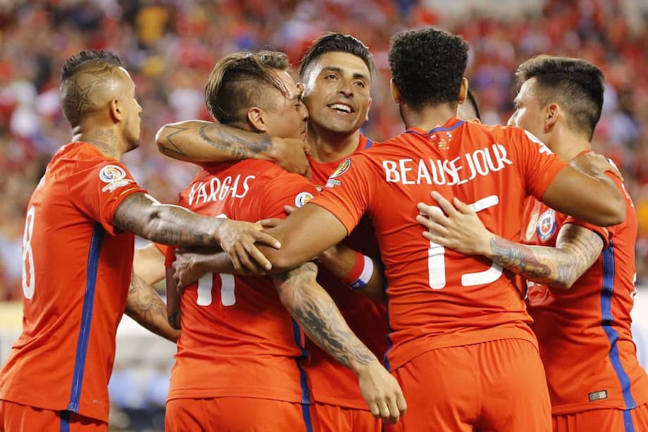 Los jugadores de Chile celebran su clasificación a cuartos, tras vencer a Panamá. / EFE