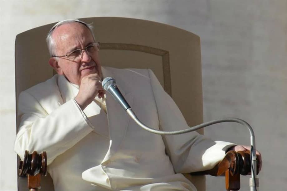 El papa Francisco se dirige a sus feligreses durante una audiencia en la plaza de San Pedro del Vaticano