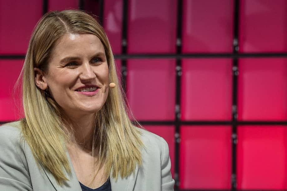 La denunciante de Facebook Frances Haugen pronuncia un discurso en el día de apertura de la Web Summit en Lisboa el 1 de noviembre de 2021.