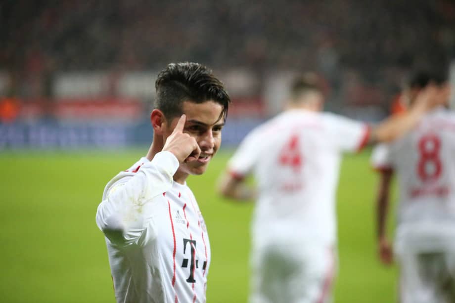 El colombiano James Rodríguez festeja la destacada anotación que convirtió este viernes en el estadio BayArena. / @FCBayern