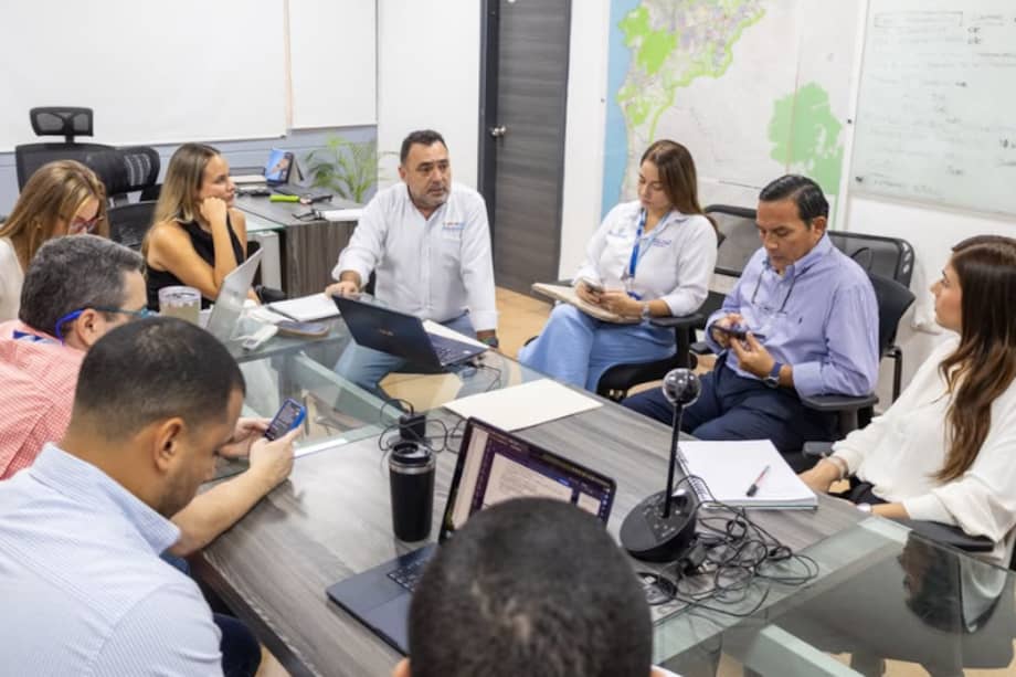 La Comisión de Empalme designada por la Alcaldía Distrital de Santa Marta acompañada de la alcaldesa encargada, Claudia Cuello, para dar inicio al proceso de entrega.