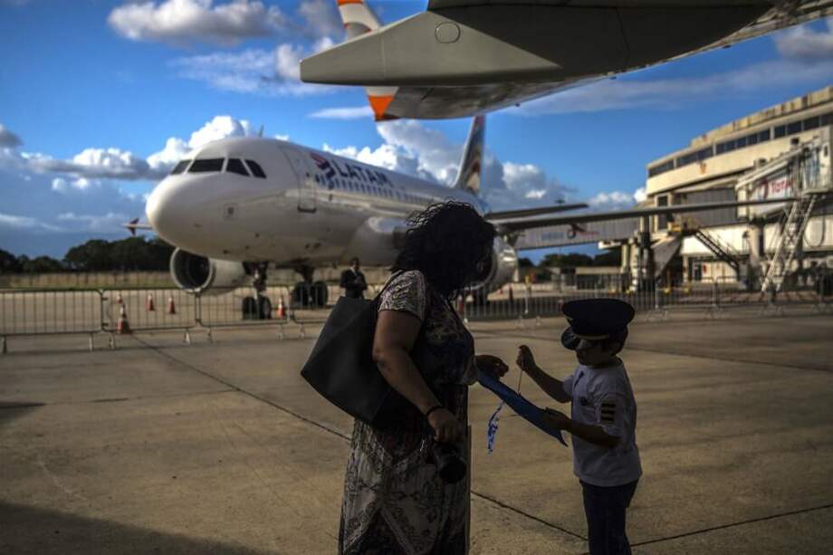 Latam operaba aproximadamente 1.400 vuelos diarios, transportando a más de 74 millones de pasajeros anuales. / Bloomberg.