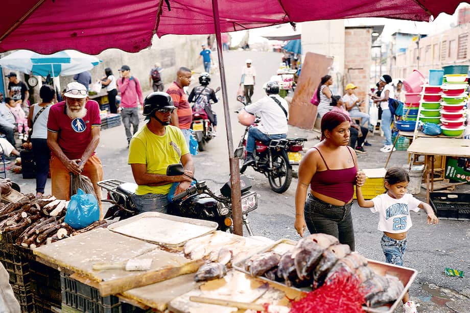 Vendedores y compradores en un mercado callejero de Petare.