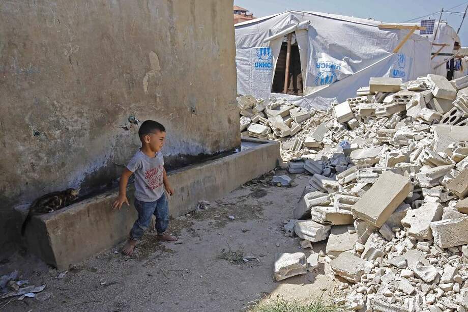 Un niño sirio refugiado en el campamento del pueblo de Rihaniyye, en Líbano. / AFP