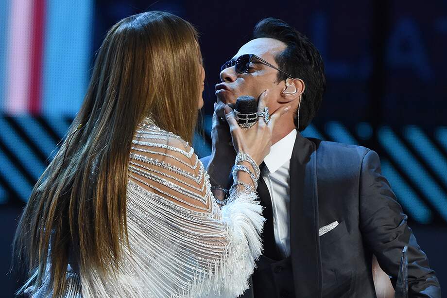 El beso entre las dos estrellas ocurrió en la celebración de los Premio Grammy 2016. / AFP