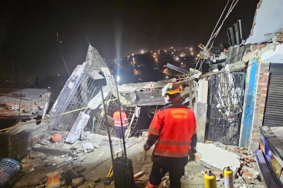 El colapso de un taller de motos causó afectaciones en cinco viviendas aledañas.