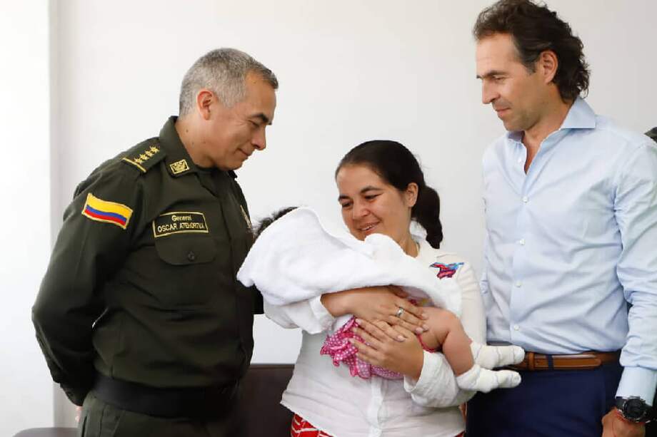 La bebé fue entregada a su madre en perfectas condiciones. / Cortesía Alcaldía de Medellín