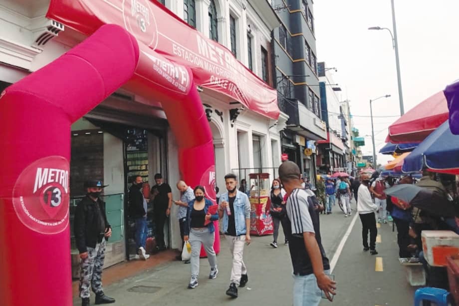 Fachada centro comercial METRO 13