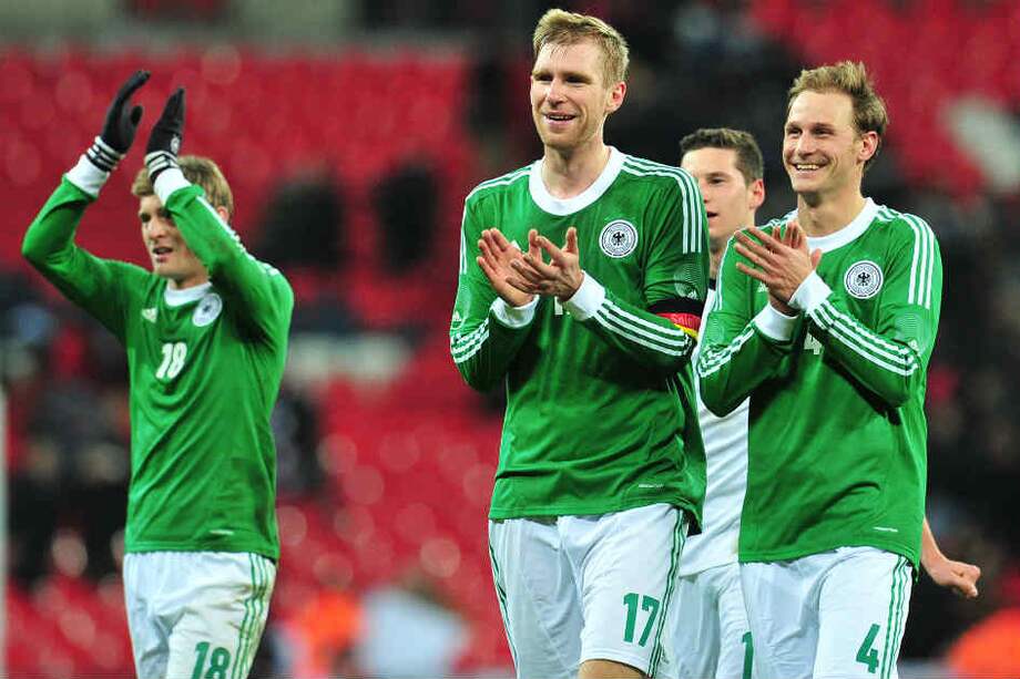Los alemanes celebran el triunfo ante Inglaterra. / AFP