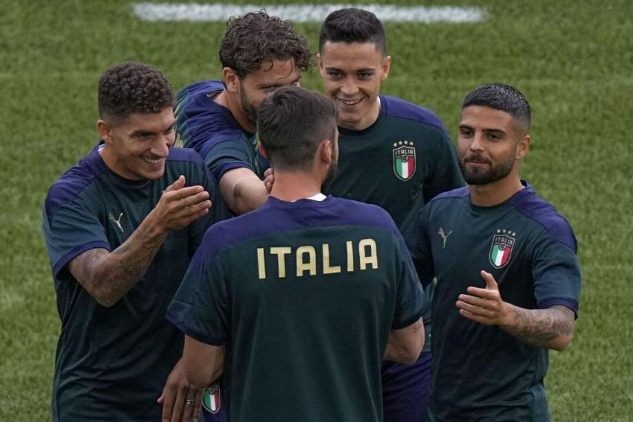 La selección italiana en los entrenamientos previos a se debut contra Turquía.