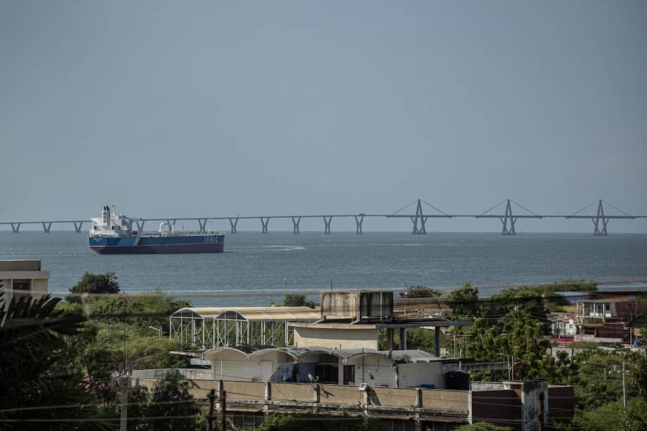 Fotografía de un buque tanquero de petróleo navegando en Maracaibo (Venezuela).