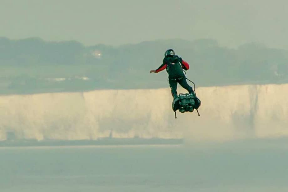 Franky Zapara durante su vuelo sobre el canal de la Mancha. / AFP
