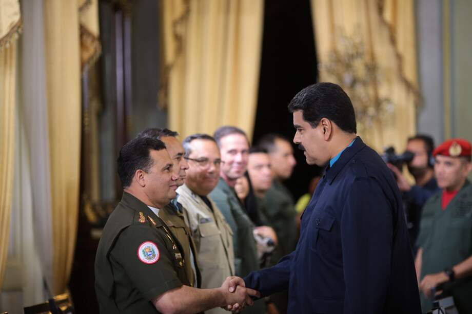 Fotografía cedida por Prensa de Miraflores en la que aparece el presidente de venezuela, Nicolás Maduro y Gustavo González López, nuevo ministro de Interior, Justicia y Paz. / EFE