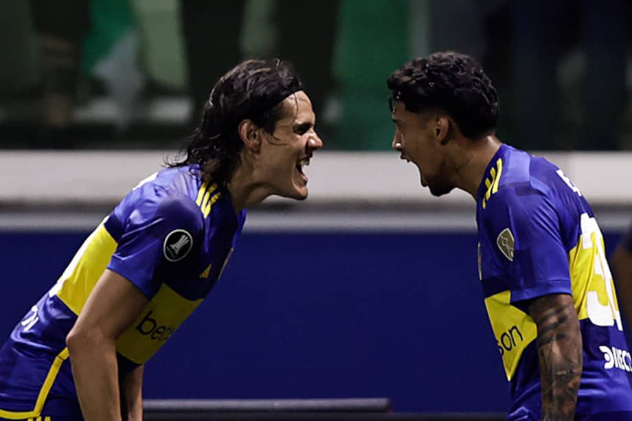 Edinson Cavani (izq.) de Boca Juniors celebra su gol con Cristian Medina hoy, en un partido de las semifinales de la Copa Libertadores entre Palmeiras y Boca Juniors en el estadio Allianz Parque en Sao Paulo (Brasil).