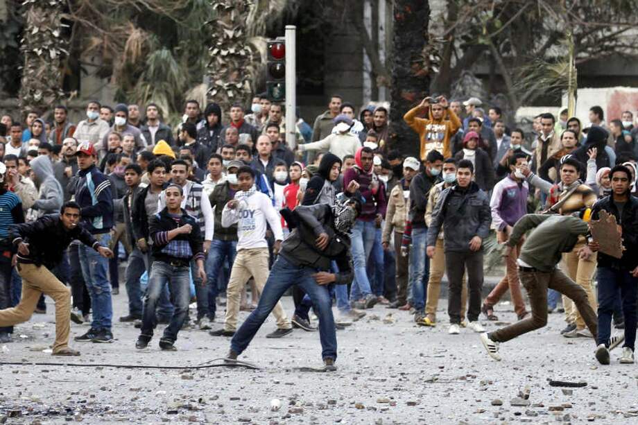 Esta semana, miles de manifestantes se volvieron a enfrentar en la plaza Tahrir de El Cairo. / EFE