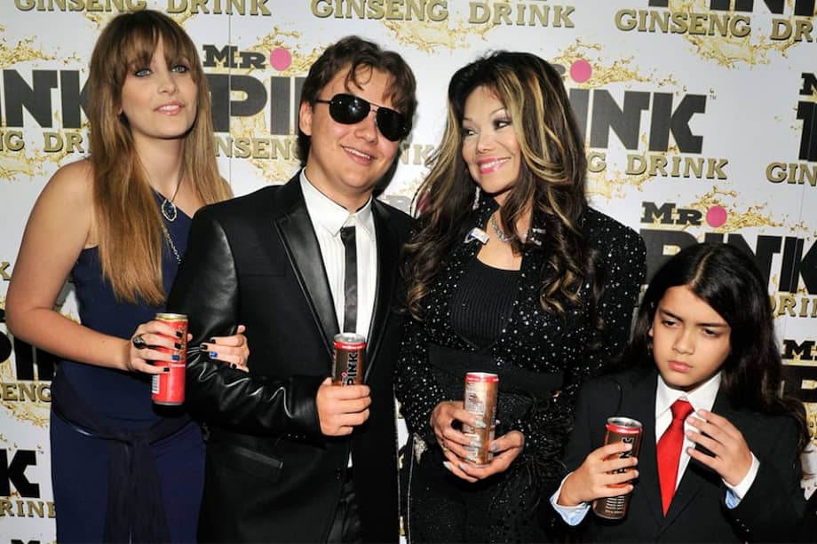 Los hijos de Michael Jackson acompañados de La Toya. / AFP