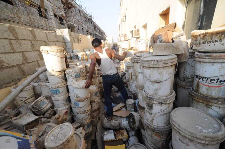 Un trabajador en los campamentos que ocupan el área industrial de Doha, Catar. /EFE
